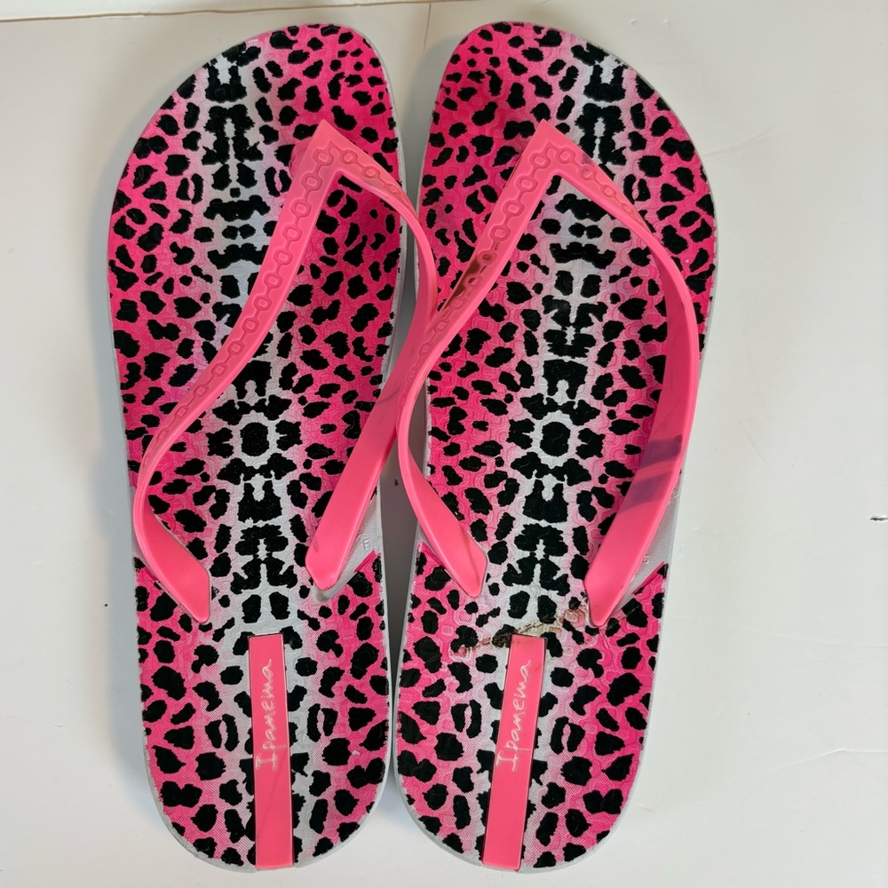 Ipanema Women’s Pink Animal Print Flip Flops, White/Pink/Black, Size 9